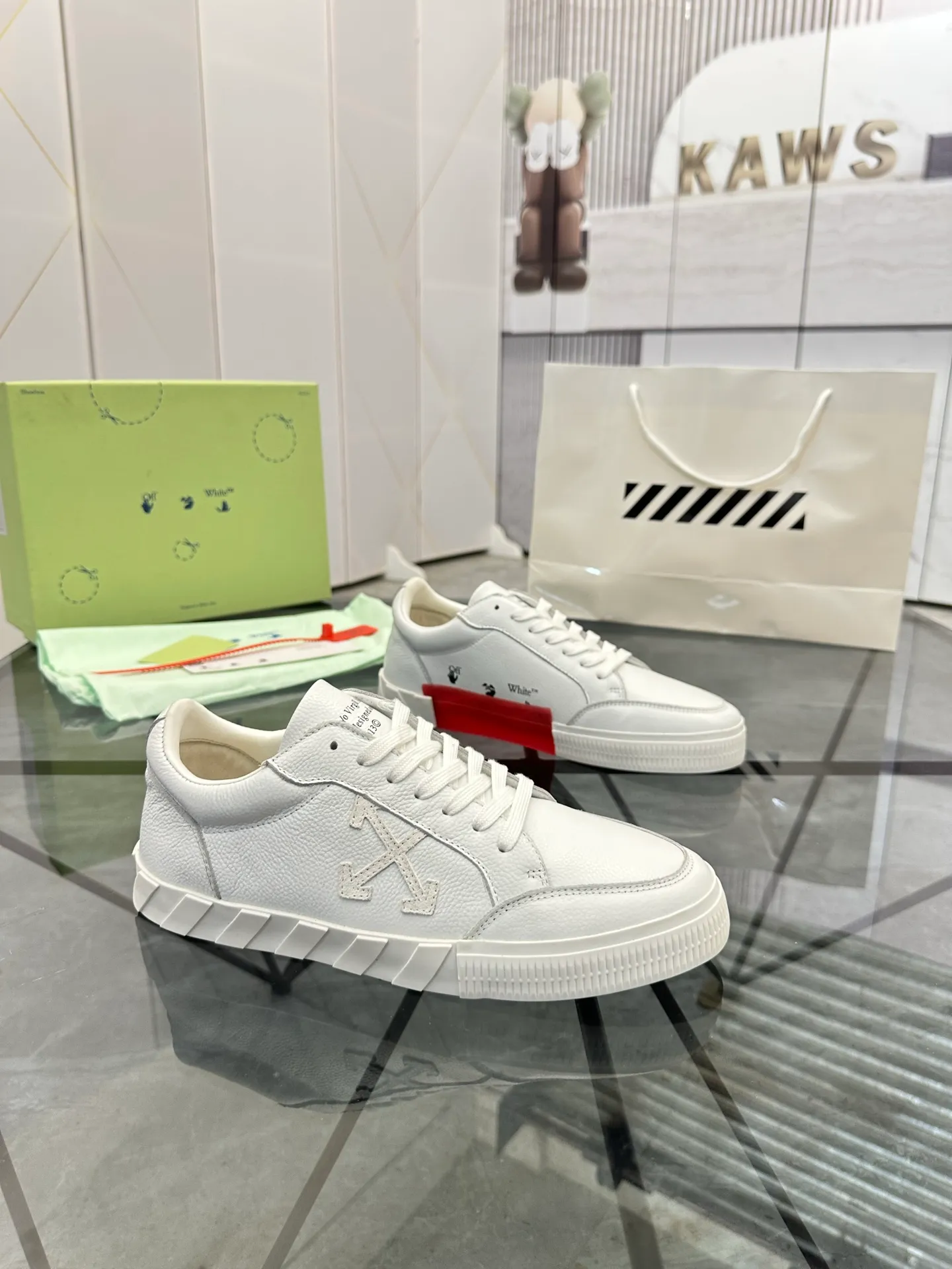 Selling men's shoes 💰: 💰P440¥ Product trademark: OFF WHITE *"OFF WHITE*" low-top casual shoes Regular size: 35-45 (can be customized to 46) Couple style Product material: imported cowhide upper, breathable lining, original outsole. No.: H203